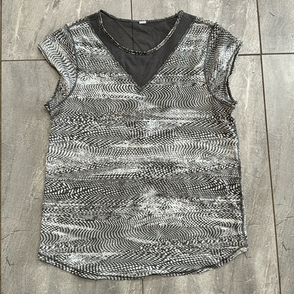 Lululemon size six tshirt